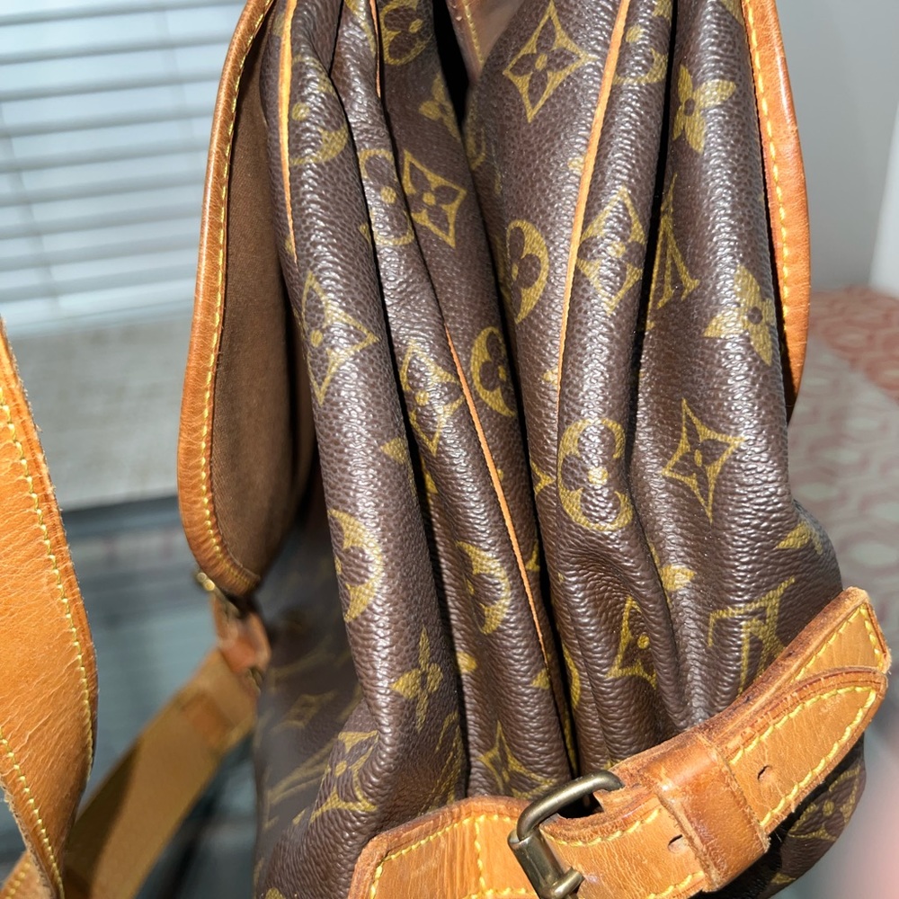 Authentic Beautiful Louis Vuitton Saumur 35 Shoulder Bag. - Picture 5 of 16
